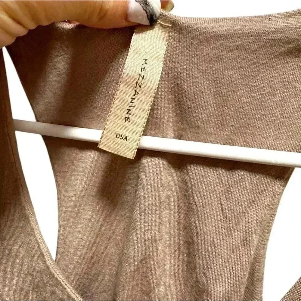 Tan Mezzanine stretchy crop tank top! - Picture 3 of 3